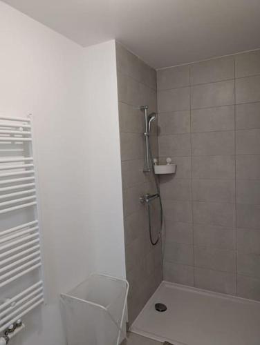 une salle de bain blanche avec douche et toilettes dans l'établissement Plume, Studio & Parking gratuit à Sartrouville - Ville à 20 min de Paris, à Sartrouville