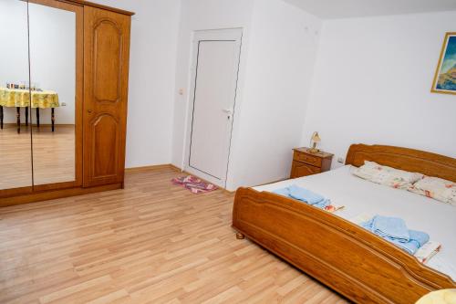 a bedroom with a bed and a wooden floor at Стаи за гости - Аербул и приятели in Gabrovtsi