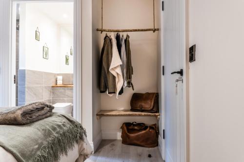 Postel nebo postele na pokoji v ubytování Drumhierny Woodland Hideaway