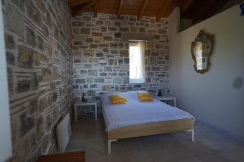 Кровать или кровати в номере Villa Katafyki Calm and Beauty