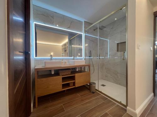 une salle de bain avec un lavabo et une douche dans l'établissement VILLA 31 - modern suite, au Cap d'Agde