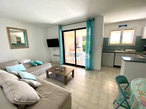 un salon avec un canapé et une table dans l'établissement Mini-villa Bocca del Oro - Sud Porto-Vecchio, à Bocca del Oro