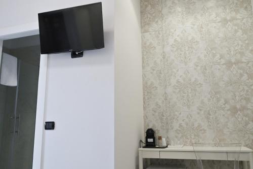 a flat screen tv on a wall in a room at B&B Agorà Nocera Centro in Nocera Inferiore