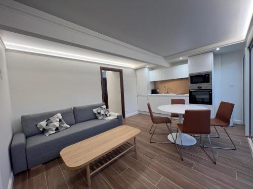 un salon avec un canapé et une table dans l'établissement VILLA 31 - modern suite, au Cap d'Agde