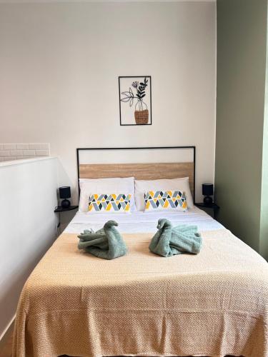 une chambre avec un lit avec deux serviettes dessus dans l'établissement Lysbed - Studio Camélia - Angers, à Angers