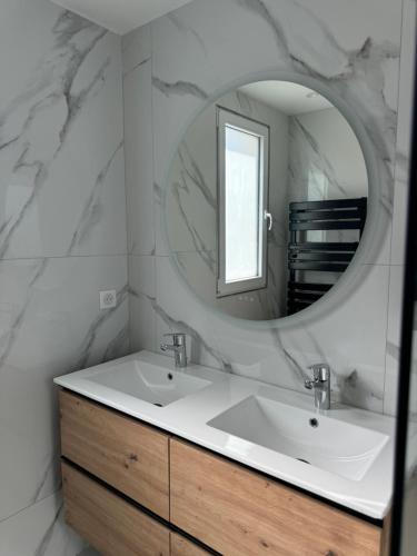 une salle de bain avec un lavabo et un miroir dans l'établissement Superbe villa familiale jardin, à Montpellier