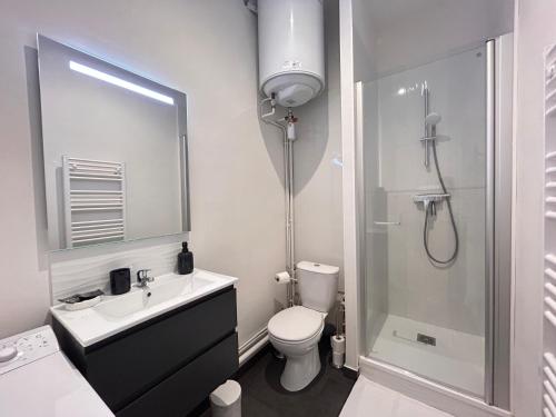 une salle de bain avec une douche, des toilettes et un lavabo dans l'établissement Lysbed - Studio Camélia - Angers, à Angers
