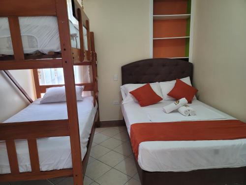 a room with two bunk beds and a bed at Arco Iris Atacames in Atacames