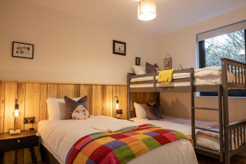 Postel nebo postele na pokoji v ubytování Drumhierny Woodland Hideaway