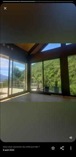 Elle offre une vue sur une chambre dotée d'une grande fenêtre. dans l'établissement Quiétude, à Proveysieux