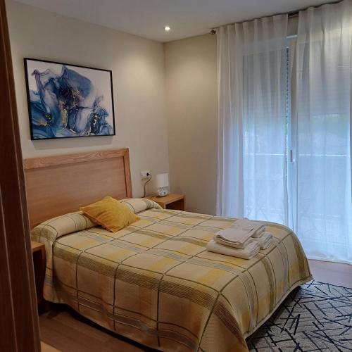 Un dormitorio con una cama con toallas. en Casa Da Ponte, en Lobios