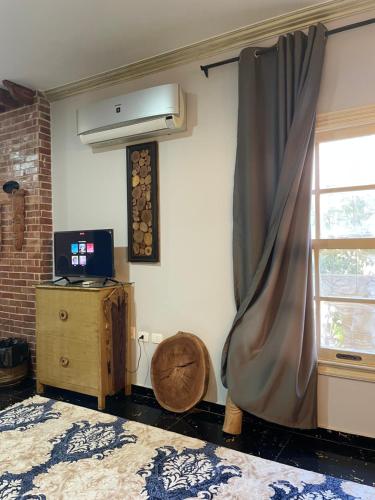 Un dormitorio con una cama y una ventana en Luxury Studio in New Cairo, en El Cairo