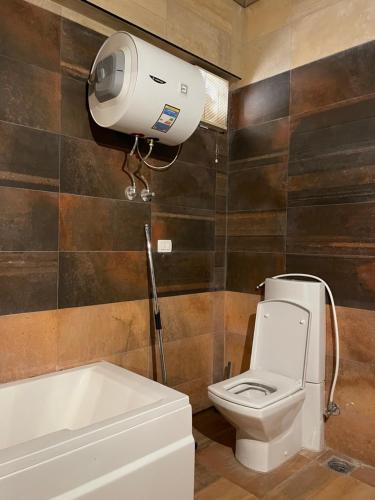 Un baño con inodoro blanco y ducha. en Luxury Studio in New Cairo, en El Cairo