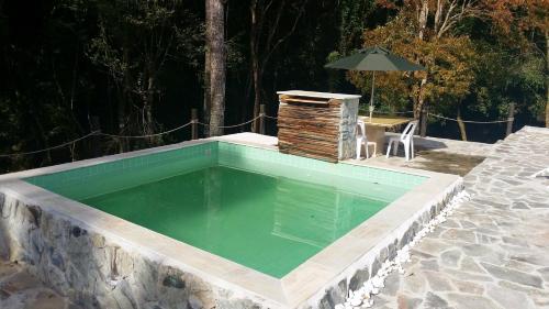 Bazén v ubytování Chalé rural charmoso próximo à Curitiba nebo v jeho okolí