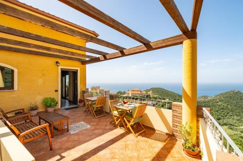 a patio with a table and chairs on a balcony at B&B Pedra Rubia in Nebida