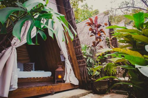 a small entrance to a house with plants at Hostel Da Vila Ilhabela in Ilhabela