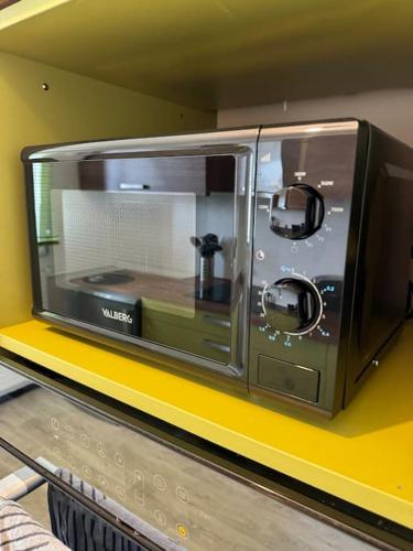 La cuisine est équipée d'un grille-pain et d'un four. dans l'établissement Grand Appartement 3 Chambres Bureau - PartDieu, à Lyon