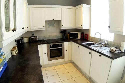 Køkken eller tekøkken på Halsbury Quayside Cottage, Appledore, Devon