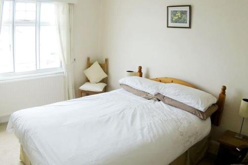 En eller flere senge i et værelse på Halsbury Quayside Cottage, Appledore, Devon