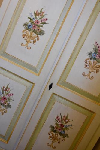 a ceiling with flowers painted on it at Agriturismo Villa Marta in Cesena