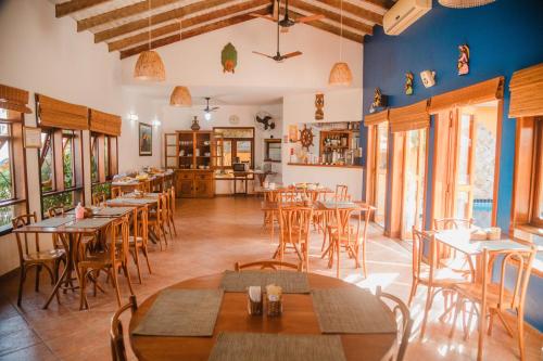 a restaurant with tables and chairs in a room at Pousada Mata Atlantica Juquehy in Juquei