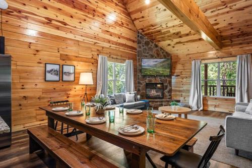 セバービルにあるLuxury 5BR PF Dollywood Heated Indoor Resort Pool HotTub Theater Room Arcadesのキャビン内のテーブルのあるダイニングルーム