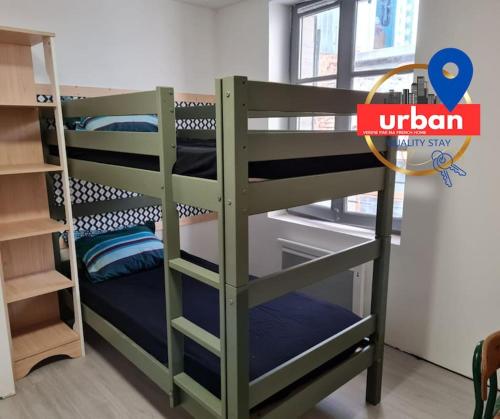 - un lit superposé avec des oreillers bleus dans l'établissement Immeuble 105 m2 Moissac centre, à Moissac