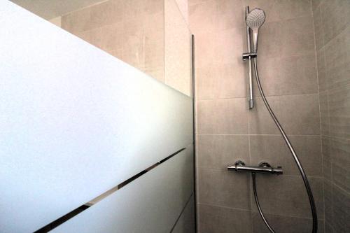 une douche avec pommeau de douche dans une salle de bain dans l'établissement Villa Pinède, à Néffiès