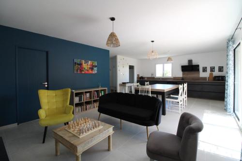 un salon avec un canapé, des chaises et une table dans l'établissement Villa Pinède, à Néffiès