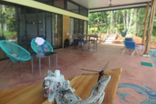a room with a wooden table with aarantula at Lodge jaguarjundi in Zancudo