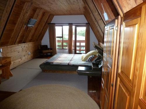 sypialnia z łóżkiem i oknem w pokoju w obiekcie Heidi Haus w mieście Port Alfred