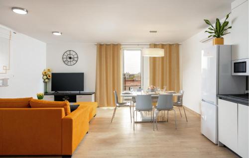 Μια τηλεόραση ή/και κέντρο ψυχαγωγίας στο Lovely Apartment In Podstrana With Wifi