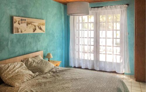 une chambre avec un lit et une grande fenêtre dans l'établissement Nice Home In La Tranche-Sur-Mer, à La Tranche-sur-Mer