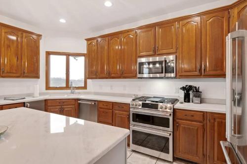 Η κουζίνα ή μικρή κουζίνα στο Lake Mansion On The Hill wPanoramic Views & Dock