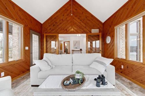 Χώρος καθιστικού στο Lake Mansion On The Hill wPanoramic Views & Dock