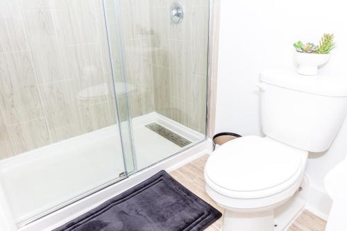 un baño con inodoro y ducha en Paradise 1BD 8mins From Disney W Pool &Gym Free Parking, en Kissimmee