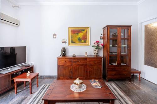 Телевизор и/или развлекательный центр в Charming & Authentic Gem - Walk to Port & Shops!