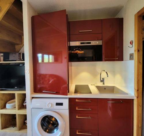 une cuisine avec un évier et une machine à laver dans l'établissement Résidence Le Bilboquet - Magnifique appartement en duplex MAE-2681, à Aime La Plagne