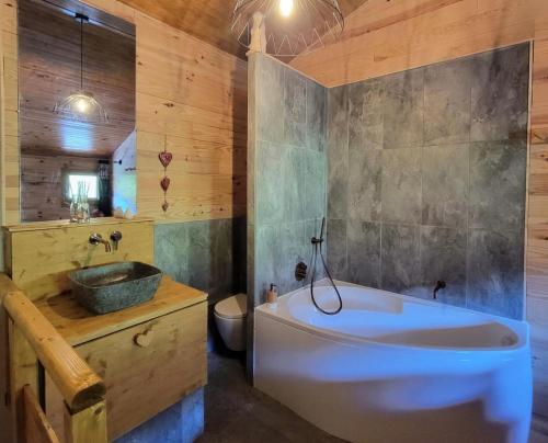 une salle de bain avec une baignoire, des toilettes et un lavabo dans l'établissement Résidence Le Bilboquet - Magnifique appartement en duplex MAE-2681, à Aime La Plagne