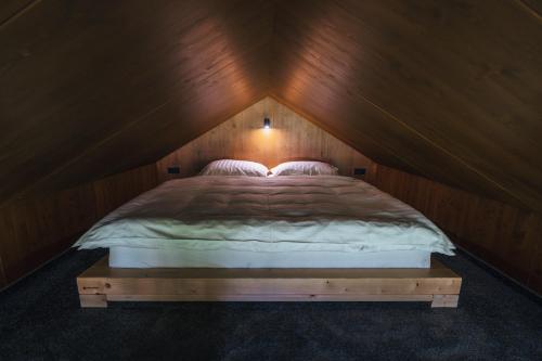 Postel nebo postele na pokoji v ubytování Natur Resort Jetřichovice