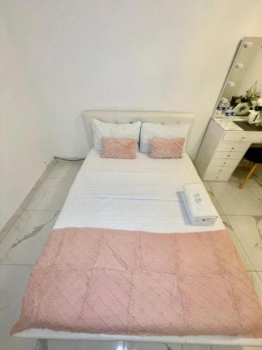 Katil atau katil-katil dalam bilik di Agréable chambre