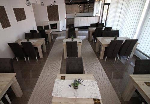 a dining room with tables and chairs and sidx sidx sidx sidx at Aparthotel "Queen Zina" in Vlasic
