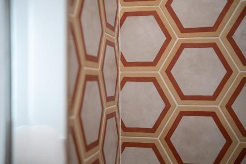 a wall with a hexagon pattern on it at Il Colibrì in Cefalù
