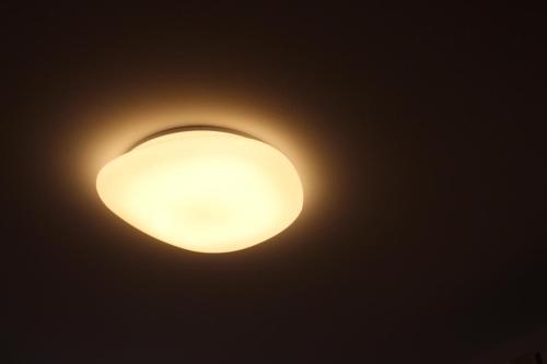 a light bulb on top of a ceiling at Sveva Haven Malpensa in Case Nuove