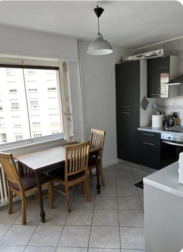 une cuisine avec une table et des chaises dans une cuisine dans l'établissement Canapé lit 