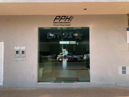 a window of a store with a car in it at Pissin Plaza Hotel in Goiânia