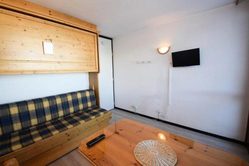 un salon avec un canapé et une table dans l'établissement Résidence Le France - Studio 2 pers- LE FRANCE - PLAGNE CENTRE MAE-5994, à Aime La Plagne
