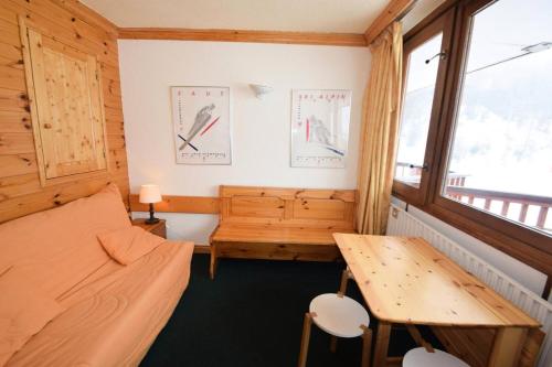 une chambre avec un lit, un bureau et une table dans l'établissement Résidence Le France - Studio Cabine 3/4 p - LE FRANCE - PLAGNE CENTRE MAE-8834, à Aime La Plagne