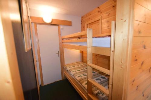 quelques lits superposés dans une chambre dans l'établissement Résidence Le France - Studio Cabine 3/4 p - LE FRANCE - PLAGNE CENTRE MAE-8834, à Aime La Plagne