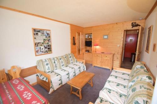 un salon avec deux canapés et une table dans l'établissement Résidence Le France - Studio 2 pers - LE FRANCE - PLAGNE CENTRE MAE-9584, à Aime La Plagne